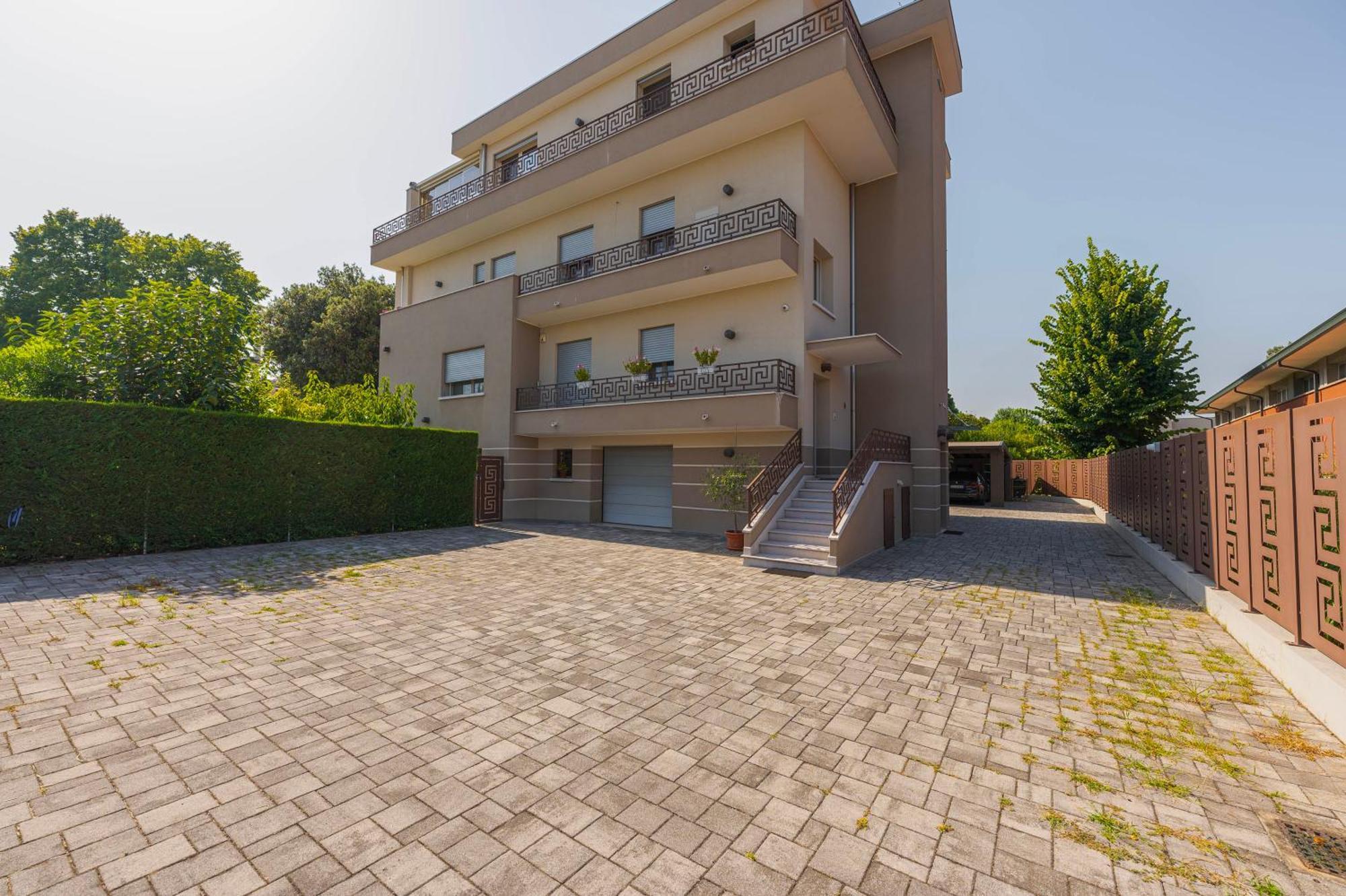 Lucrezia - 10 Min From & Free Parking Apartamento
