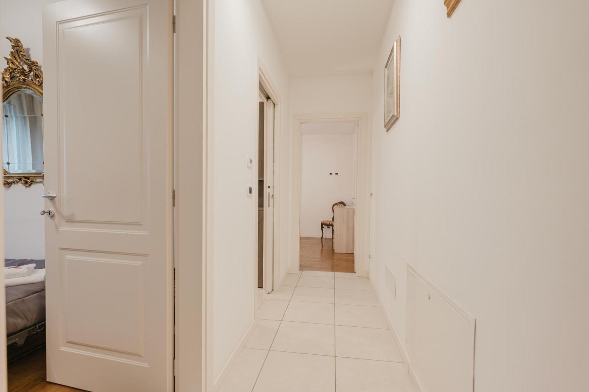 Lucrezia - 10 Min From & Free Parking Apartamento