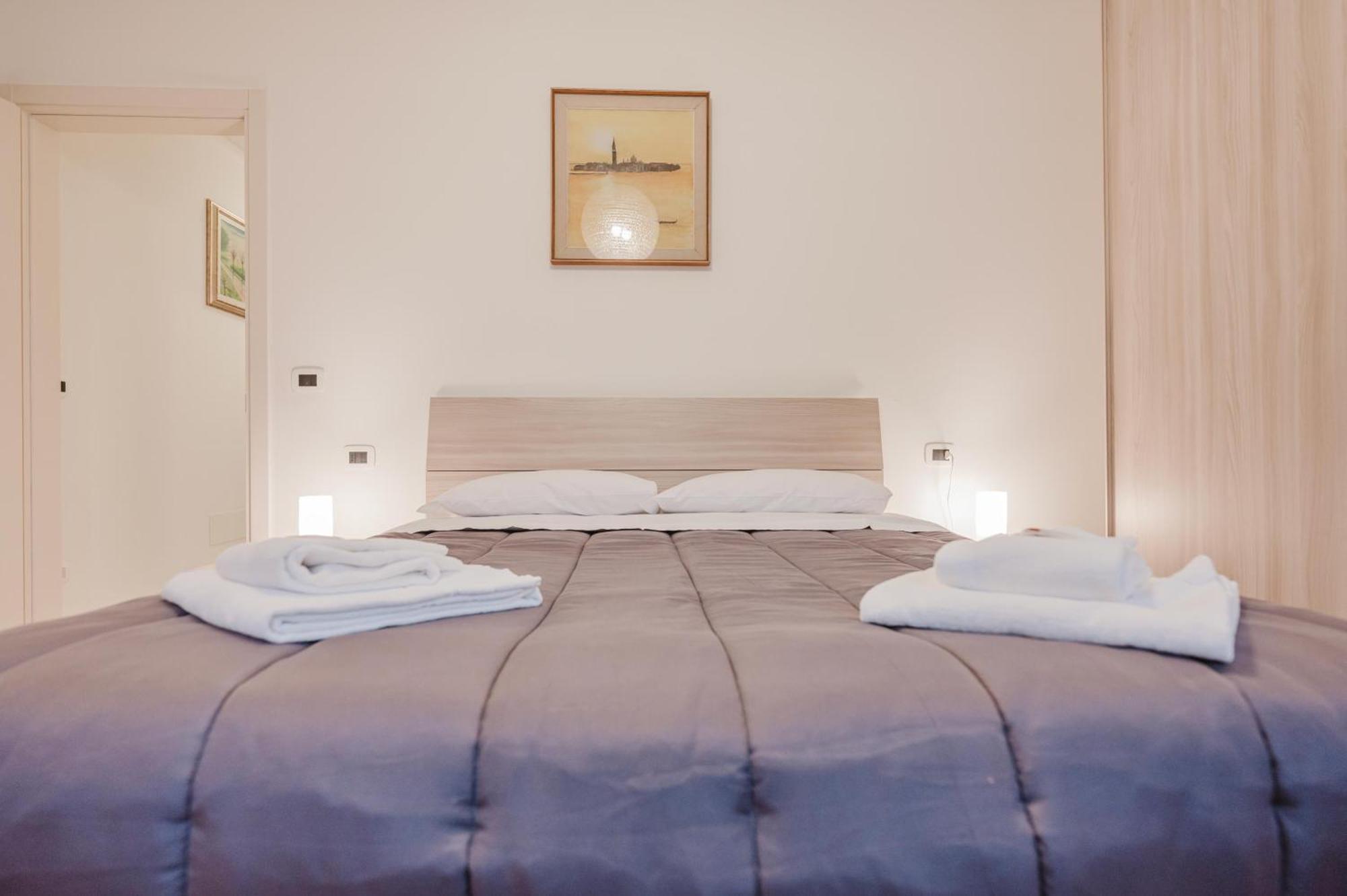 Lucrezia - 10 Min From & Free Parking Apartamento